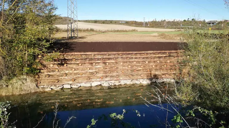 Muro Krainer construido con troncos en el paraje de Quiñones en el río Elorz. MANCOMUNIDAD DE LA COMARCA DE PAMPLONA