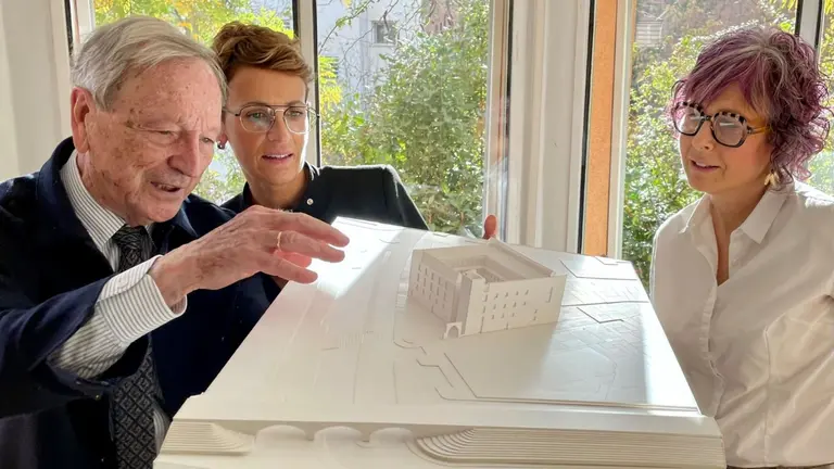 La Presidenta, María Chivite, la consejera, Rebeca Esnaola y el arquitecto, Rafael Moneo, contemplan la maqueta del proyecto tudelano. GOBIERNO DE NAVARRA