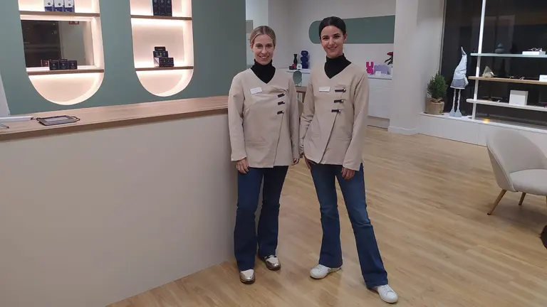 Saioa Martínez y Leyre Serrano, las dos jóvenes dueñas de Visual Eyes en la calle de Iturrama, 17. NAVARRA.COM
