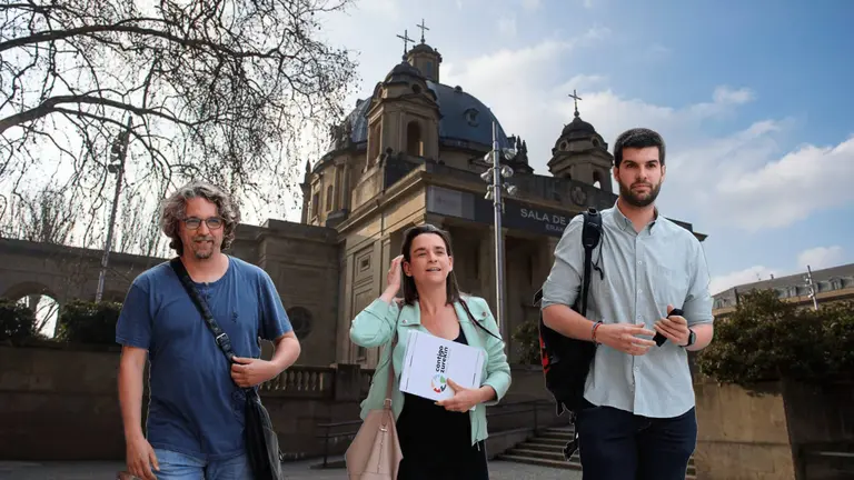 Fotomontaje de los responsables de la coalición Contigo Navarra sobre un fondo del Monumento a los Caídos.