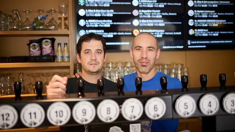 Iker Moreno y Eneko Méndez de Manneken Beer en la calle Íñigo Arista 9 de Iturrama. PABLO LASAOSA