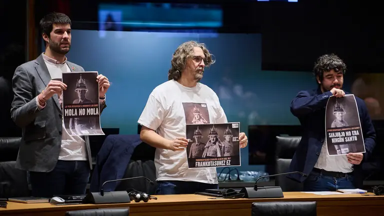 Los parlamentarios de Contigo Navarra con camisetas y carteles contra Franco en el Parlamento. PABLO LASAOSA