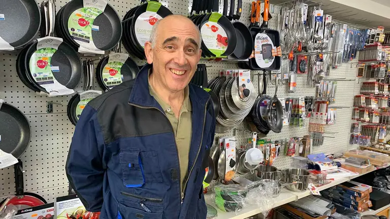 José Antonio Mendive en el interior de su ferretería de Barañáin. Navarra.com