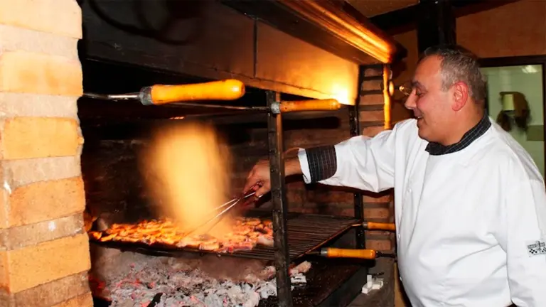 El chef del Asador Tres Tinas de Vina pendiente de la parrilla. ASADOR TRES TINAS