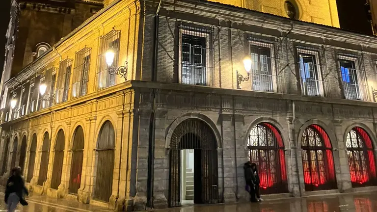 La capilla de San Fermín y la iglesia
de San Miguel se iluminan de rojo
como apoyo a los cristianos
perseguidos en el mundo. CEDIDA