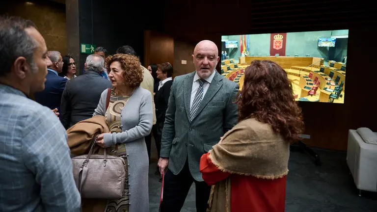 Javier Esparza, de UPN, junto a sus parlamentarios minutos antes de comenar el pleno. PABLO LASAOSA