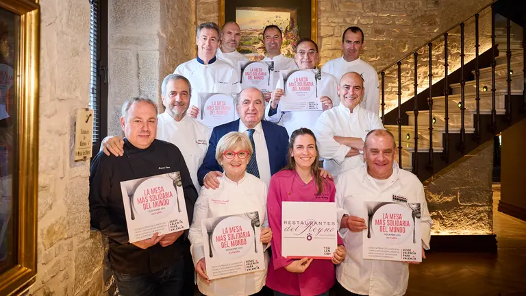 En la escalera: izq a decha y de primera a ultima fila: Gegorio Todosa (Asador Bidea 2), Pilar Idoate (Europa), María Martínez (enekorri), Nicolas Ramírez (Túbal).Segunda: Enrique Martínez (Maher), Ignacio Idoate (Presidente Asociación de Restaurantes del Reyno), Koldo Rodero (Rodero). Tercer: Javier Diaz (Alhambra), Ricardo Gil (Treitaitrés), Última: Luismi Lacar (Arotxa), Patxi y José Ignacio Díez de Ulzurrum (Castillo de Gorraiz)
Foto mesa: Izq. a dcha: Alberto Díez de Ulzurrum, Ignacio Idoate y Koldo Rodero.  PABLO LASAOSA