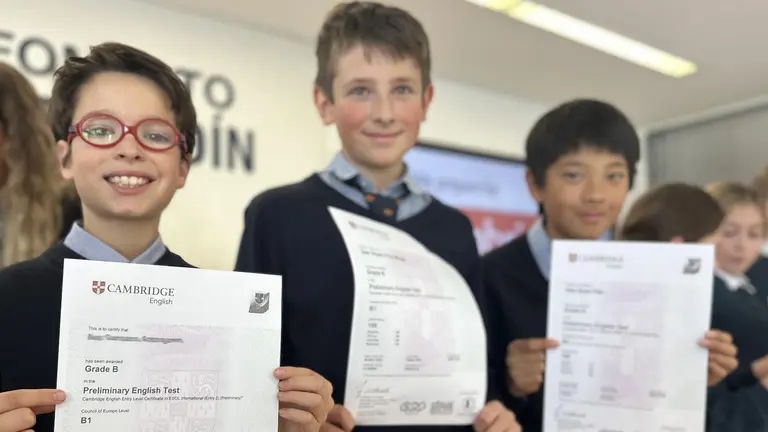 El colegio bilingüe Miravalles-El Redín de Pamplona ha celebrado la entrega de 898 diplomas Cambridge. CEDIDA