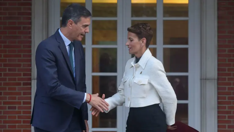 El presidente del Gobierno, Pedro Sánchez, recibe a la presidenta de Navarra, María Chivite, este jueves en el Palacio de la Moncloa, en el marco de la ronda de contactos abierta con todos los presidente autonómicos. EFE/ Kiko Huesca