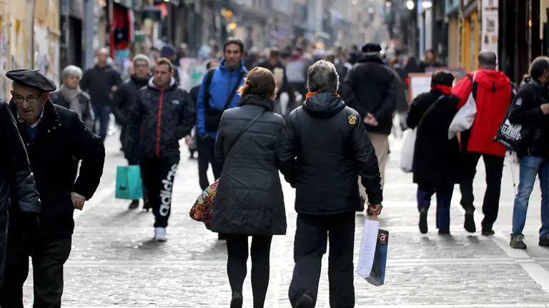 Imagen de viandantes en Pamplona haciendo compras. CEDIDA