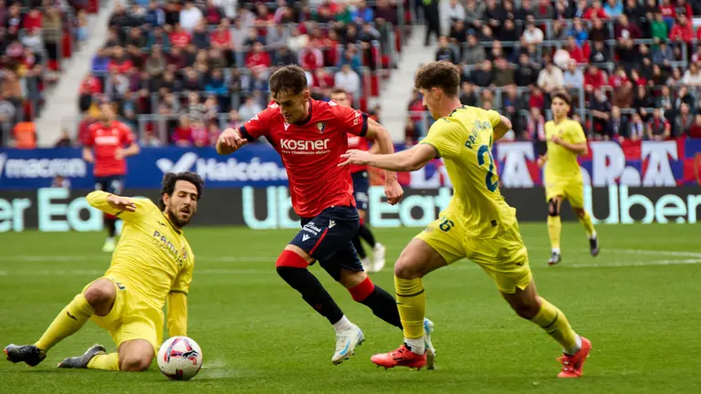 Dani Parejo (10. Villarreal CF), Aimar Oroz (10. CA Osasuna) y Pau Navarro (26. Villarreal CF) durante el partido de La Liga EA Sports entre CA Osasuna y Villarreal CF disputado en el estadio de El Sadar en Pamplona. IÑIGO ALZUGARAY