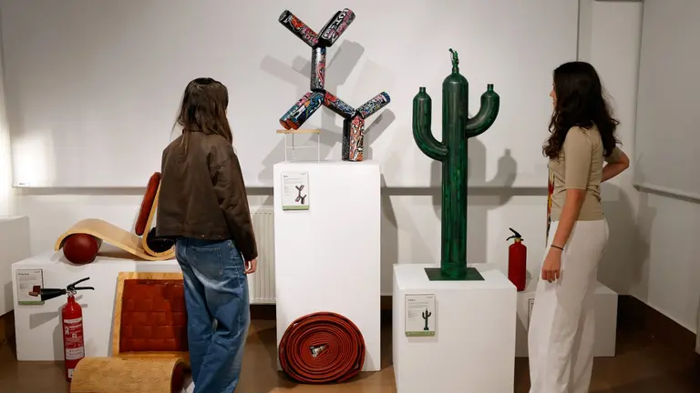 La empresa navarra Prodein da una segunda vida a los extintores y las mangueras retiradas. EFE/ Jesús Diges