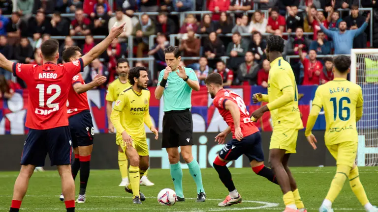 José Luis Munuera Montero (árbitro del partido) durante el partido de La Liga EA Sports entre CA Osasuna y Villarreal CF disputado en el estadio de El Sadar en Pamplona. IÑIGO ALZUGARAY