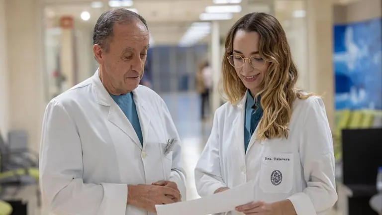 El Dr. José Enrique Robles y la Dra. Vanessa Talavera, del Departamento de Urología de la Clínica Universidad de Navarra. CLÍNICA UNIVERSIDAD DE NAVARRA