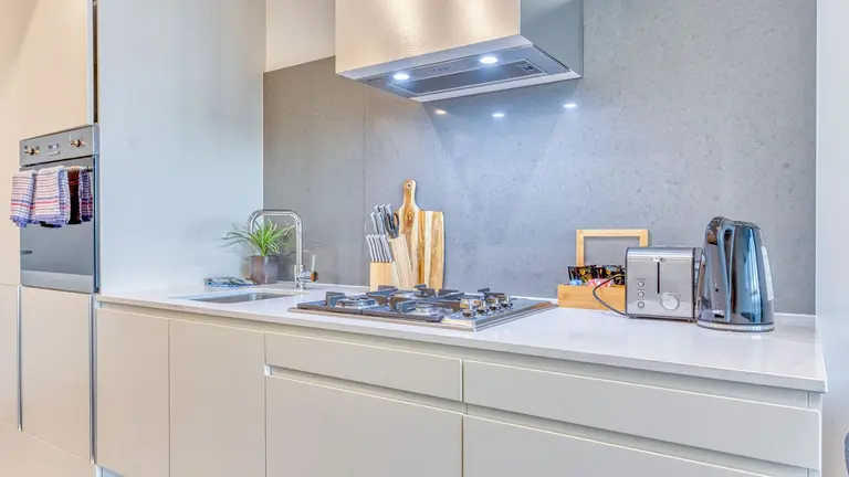 Concina con utensilios sobre la encimera. CEDIDA