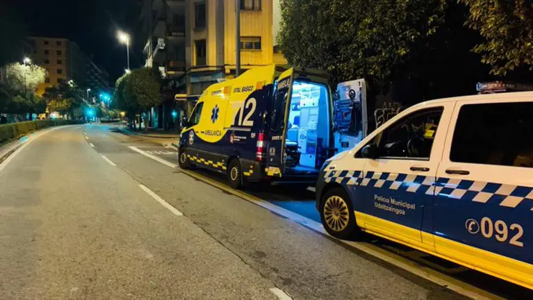 Una ambulancia y un coche de la Policía Municipal de Pamplona atienden un atropello en la capital navarra. POLICÍA MUNICIPAL DE PAMPLONA