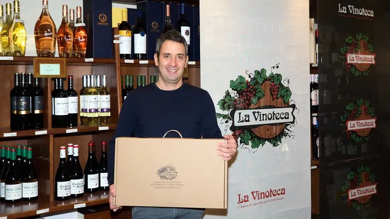 Rubén Olaverri, de La Vinoteca Navarra, en la calle Esquíroz 22 trasera. IÑIGO ALZUGARAY