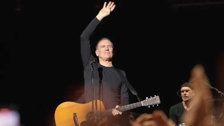 Bryan Adams en un concierto. WIKIPEDIA