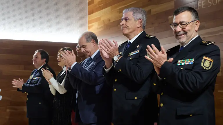 La presidenta de Navarra, María Chivite, y el director general de la Policía, Francisco Pardo, asisten al acto de toma de posesión del nuevo jefe superior de la Policía Nacional en Navarra, Manuel Jesús del Collado. IÑIGO ALZUGARAY