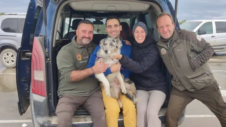 Dalma junto a sus dueños y los guardias forestales que la encontraron. SOS TUDELA ANIMAL / FACEBOOK