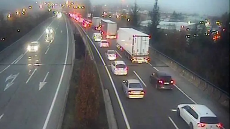 Fotograma de las cámaras de tráfico del Gobierno de Navarra en la Ronda de Pamplona que capta el atasco en la ronda. POLICÍA FORAL