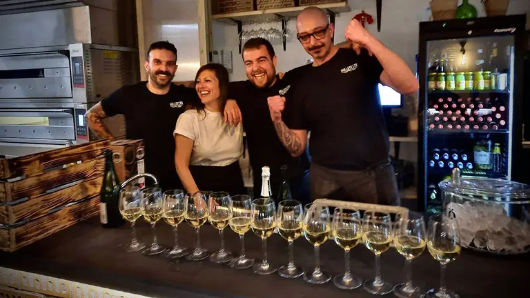 De izquierda a derecha, Lorenzo Nobili, Mónica Barrero, Aritz Aranguren y Pablo Artoni, de la pizzería y cervecería Malatesta, en la Avenida de Villava número 80, Pamplona