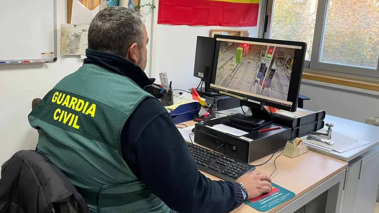 Un guardia civil revisa las cámaras de seguridad. GUARDIA CIVIL
