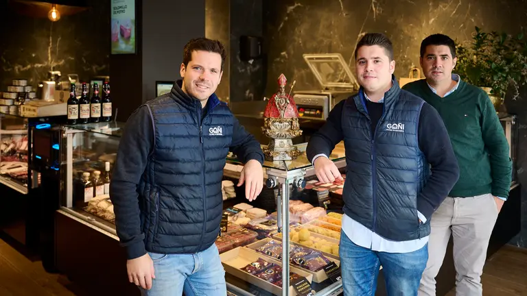 Andrés, Luis e Íñigo Goñi, de carnicería Goñi, en el nuevo establecimiento de la calle María Lacunza 8. PABLO LASAOSA