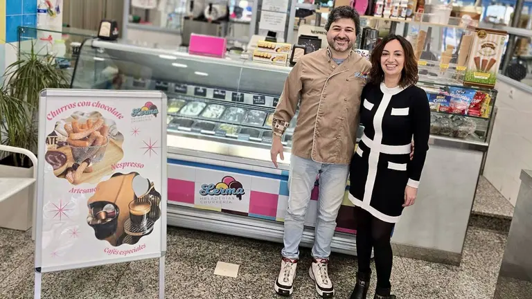 Iurre Calixto y Diego Almandoz, de la heladería Lerma, en el Paseo de la Inmaculada, 38, en Estella. CEDIDA