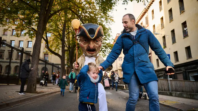 La Comparsa de Gigantes y Cabezudos anima las calles de Pamplona por San Saturnino 2024. PABLO LASAOSA