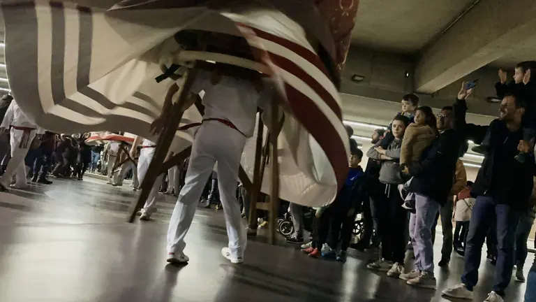 El impresionante baile de Toko-toko y Braulia en la estación de autobuses. NAVARRA.COM