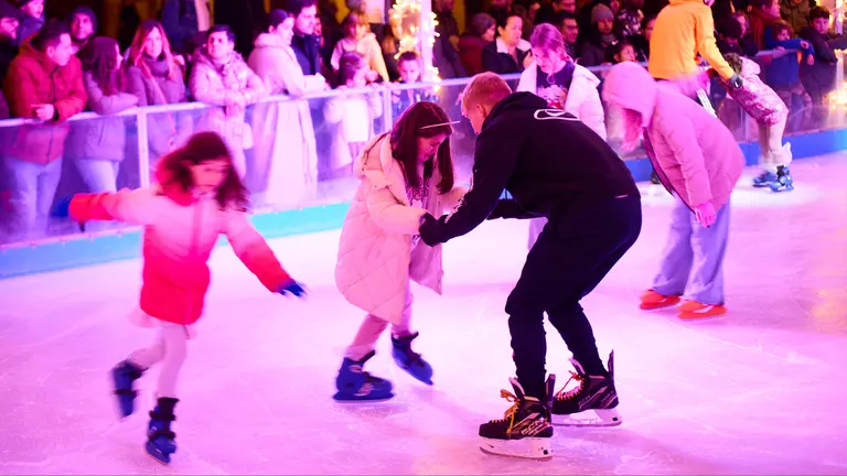 Apertura de la pista de hielo navideña en el Paseo de Sarasate de Pamplona. IÑIGO ALZUGARAY