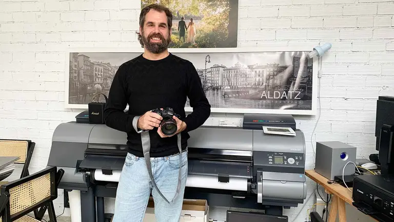Iñaki Aldatz en su nuevo estudio en el barrio de la Milagrosa en Pamplona. Navarra.com
