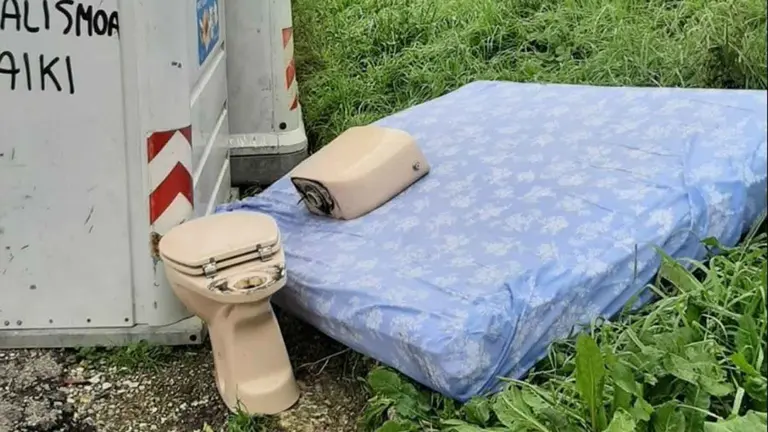 Objetos voluminosos colocados fuera de los contenedores en la calle. Foto Ayuntamiento de Estella.