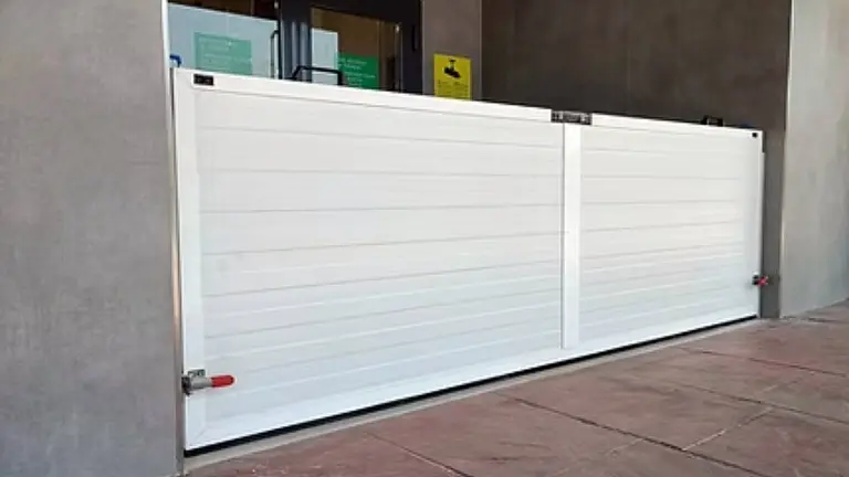 Barrera de protección instalada en una empresa en Navarra que aisla del agua de las riadas y protege el interior de los edificios. JEALSER