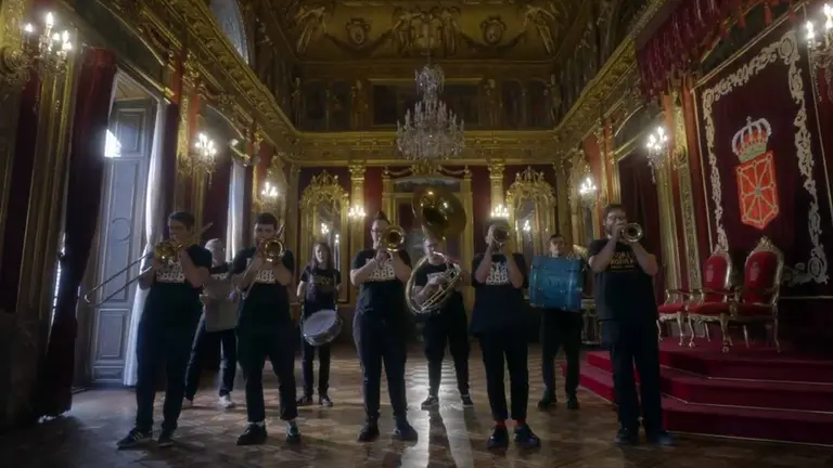 La formación navarra Broken Brothers Brass Band interpretando el himno en el Salón del Trono del Palacio de Navarra. YOUTUBE