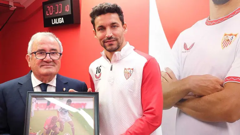 Luis Sabalza entrega una fotografía a Jesús Navas. Sevilla CF.