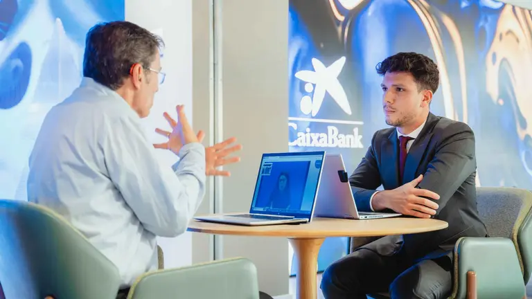 CaixaBank, primer banco que lanza un servicio de videointerpretación en lengua de signos en sus oficinas de Navarra. CEDIDA