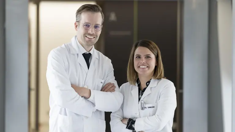 El Dr. Gabriel Schlager y la Dra. Lidia Sancho, especialistas en Dermatología y Medicina Nuclear del Área de Cancer de Piel y Melanoma del CCUN. CEDIDA
