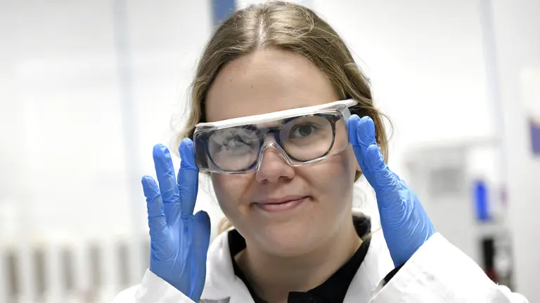 Belén es una joven con discapacidad intelectual que ha encontrado trabajo con Incorpora. Juanchi López - Fundación ”la Caixa”