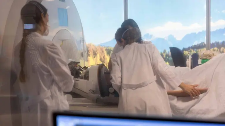 Profesionales de la Clínica Universidad de Navarra tratan a un paciente HIFU. CUN