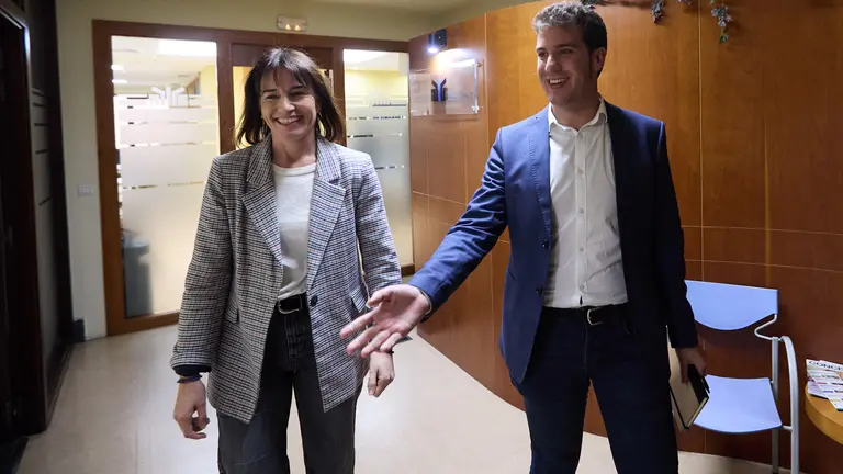 El presidente de la Federación Navarra de Municipios y Concejos, Xabier Alcuaz, y la presidenta de la Asociación de Municipios Vascos, Esther Apraiz, comentan la reunión celebrada previamente para analizar las áreas de posible colaboración entre ambas entidades. IÑIGO ALZUGARAY