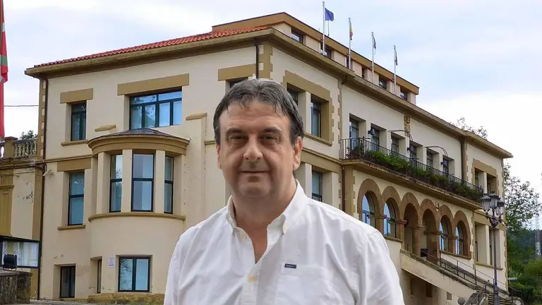 Fotomontaje del alcalde de Muskiz, Eduardo Briones (PSE-PSOE) sobre una imagen del ayuntamiento vizcaíno.