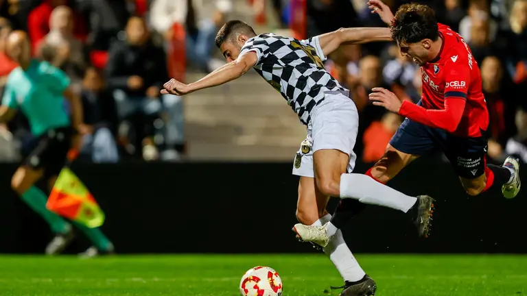Nacho Vidal sale trastabillado de una jugada en el partido de Copa del Rey en el Alfonso Murube contra la AD Ceuta. EFE