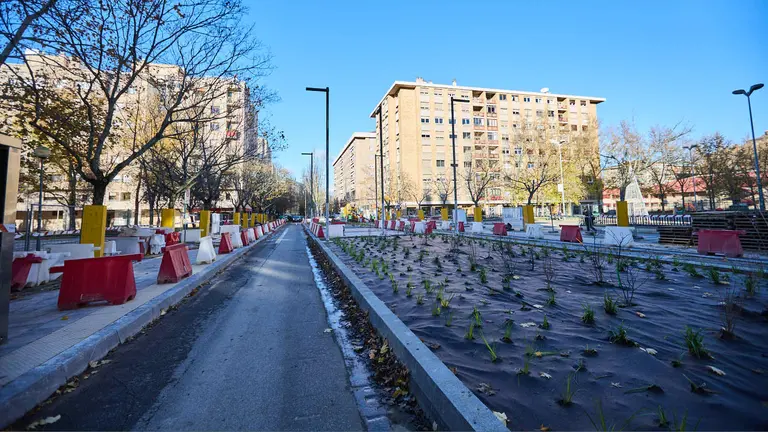 Obras en la calzada de la calle Iturrama a la altura de la plaza Félix Huarte, en Pamplona. IÑIGO ALZUGARAY