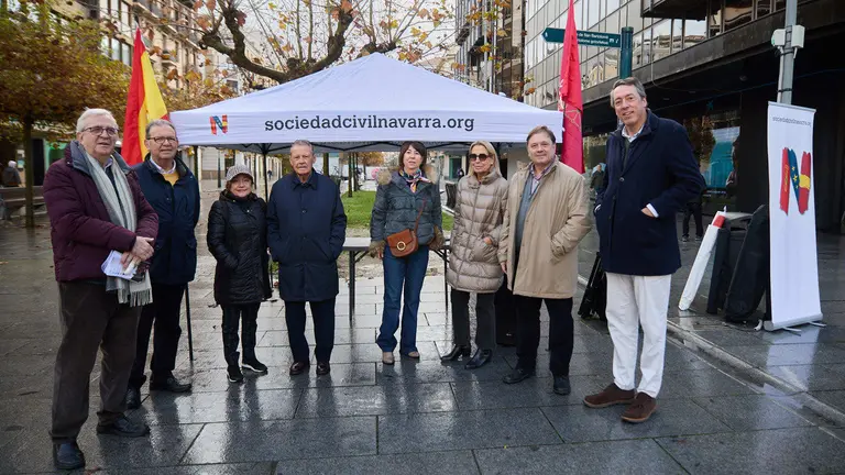 Carpa informativa en Pamplona de la Sociedad Civil Navarra con motivo del Día de Navarra y del Día de la Constitución. IÑIGO ALZUGARAY