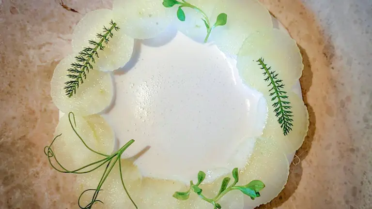 "Almendra, coco y manzana", el postre del Molino de Urdániz que está entre los cinco favoritos de los inspectores de la Guía Michelín. GUÍA MICHELÍN