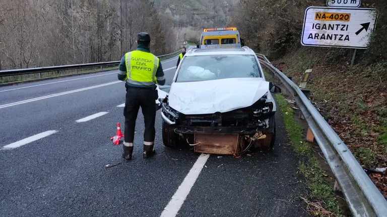 Guardia Civil atiende una colisión con un árbol caído en la calzada en Yanci. CEDIDA