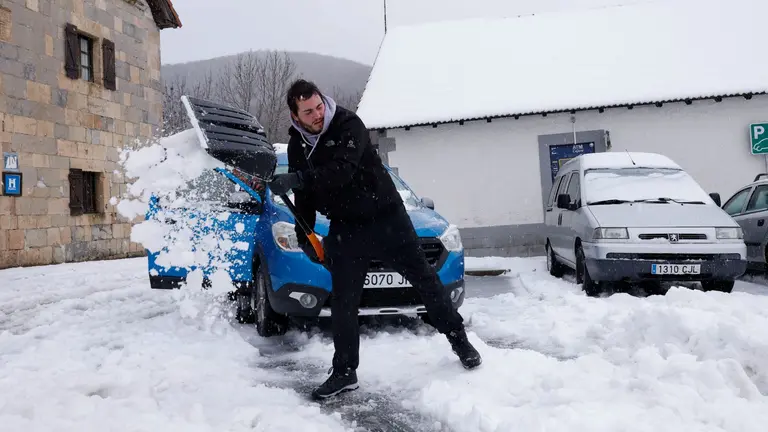 Temporal de nieve en Roncesvalles, este domingo. La Agencia Estatal de Meteorología (Aemet) ha activado el aviso rojo en varias zonas de Aragón, Asturias, Castilla y León, Cataluña y Navarra por fuerte viento, mala mar y nevadas debido a que hoy es el día álgido del temporal de frío ártico que entró ayer por el norte peninsular y que se irá recrudeciendo a lo largo de esta jornada. EFE/ Villar López