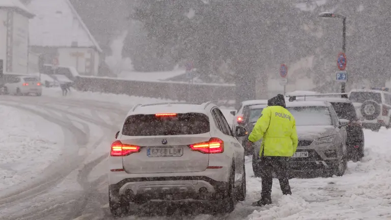 Temporal de nieve en Roncesvalles, este domingo. La Agencia Estatal de Meteorología (Aemet) ha activado el aviso rojo en varias zonas de Aragón, Asturias, Castilla y León, Cataluña y Navarra por fuerte viento, mala mar y nevadas debido a que hoy es el día álgido del temporal de frío ártico que entró ayer por el norte peninsular y que se irá recrudeciendo a lo largo de esta jornada. EFE/ Villar López